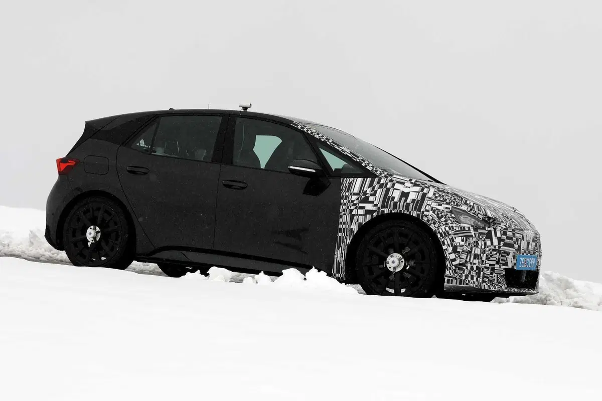 Cupra Born, ecco le foto spia del nuovo Facelift (3)