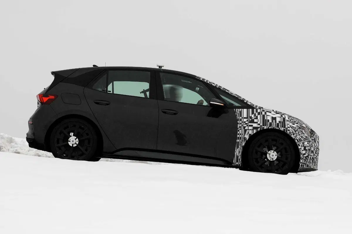Cupra Born, ecco le foto spia del nuovo Facelift (4)