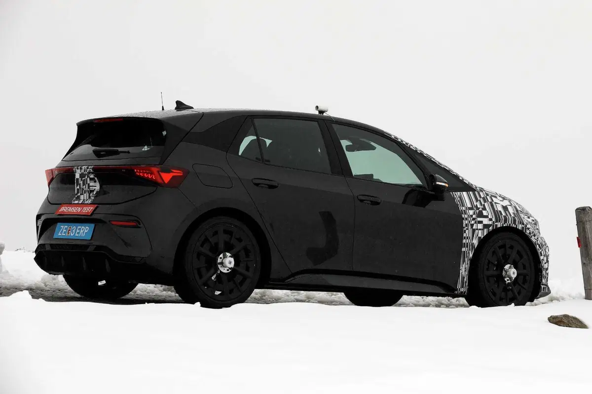 Cupra Born, ecco le foto spia del nuovo Facelift (5)