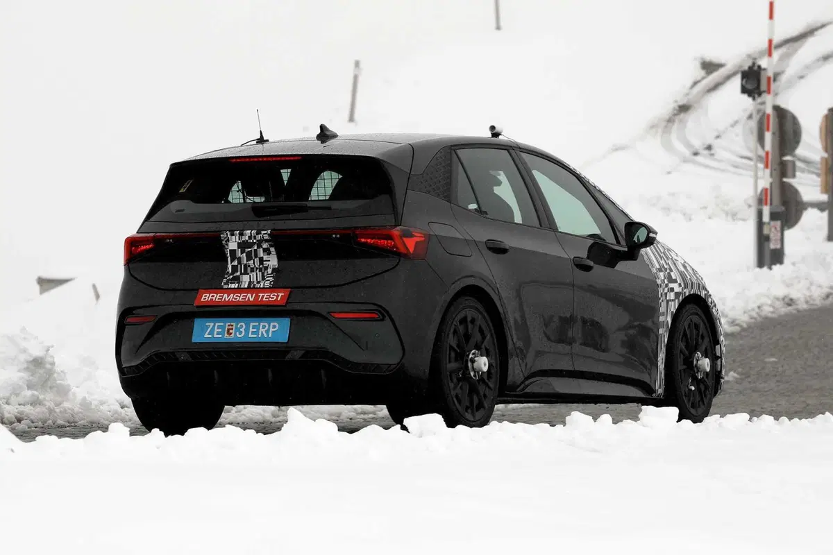 Cupra Born, ecco le foto spia del nuovo Facelift (6)