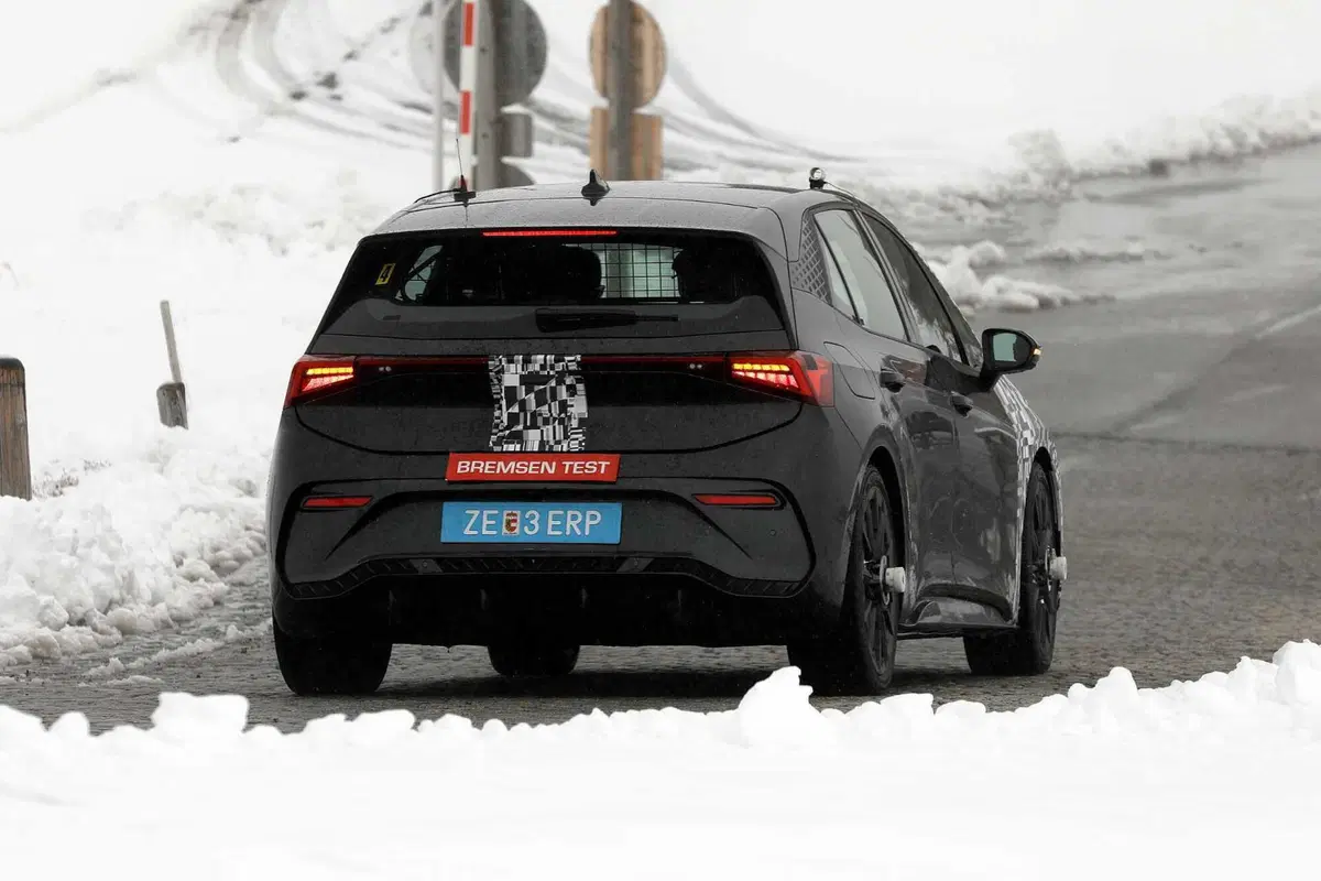Cupra Born, ecco le foto spia del nuovo Facelift (7)