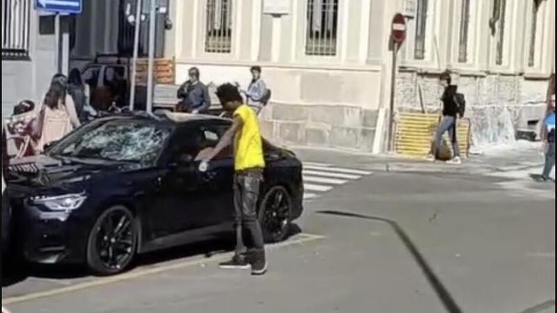 Milano: distrugge una BMW a colpi di borraccia [Video]