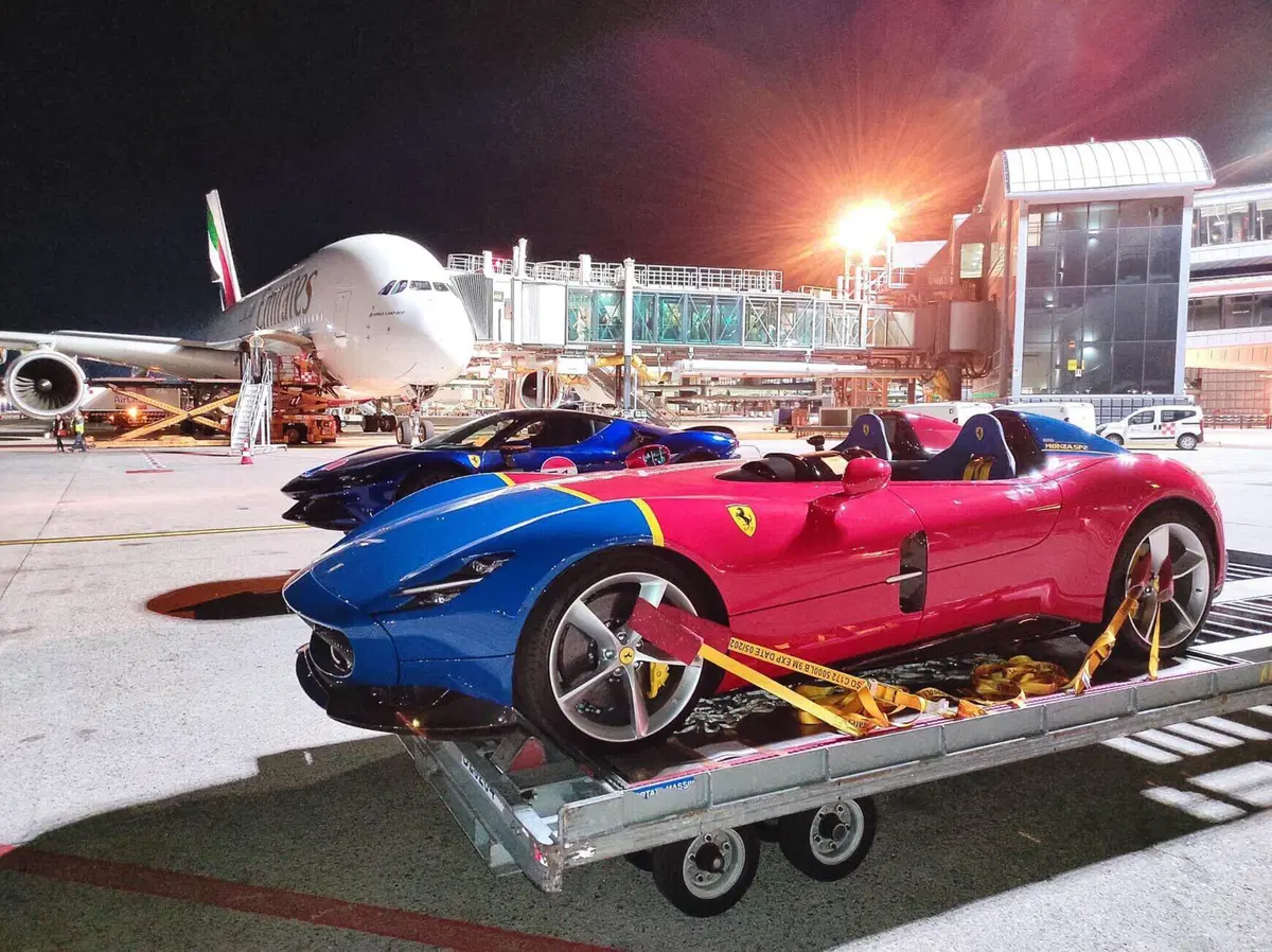 Come si caricano due Ferrari nuove sull'Airbus A380 di Emirates