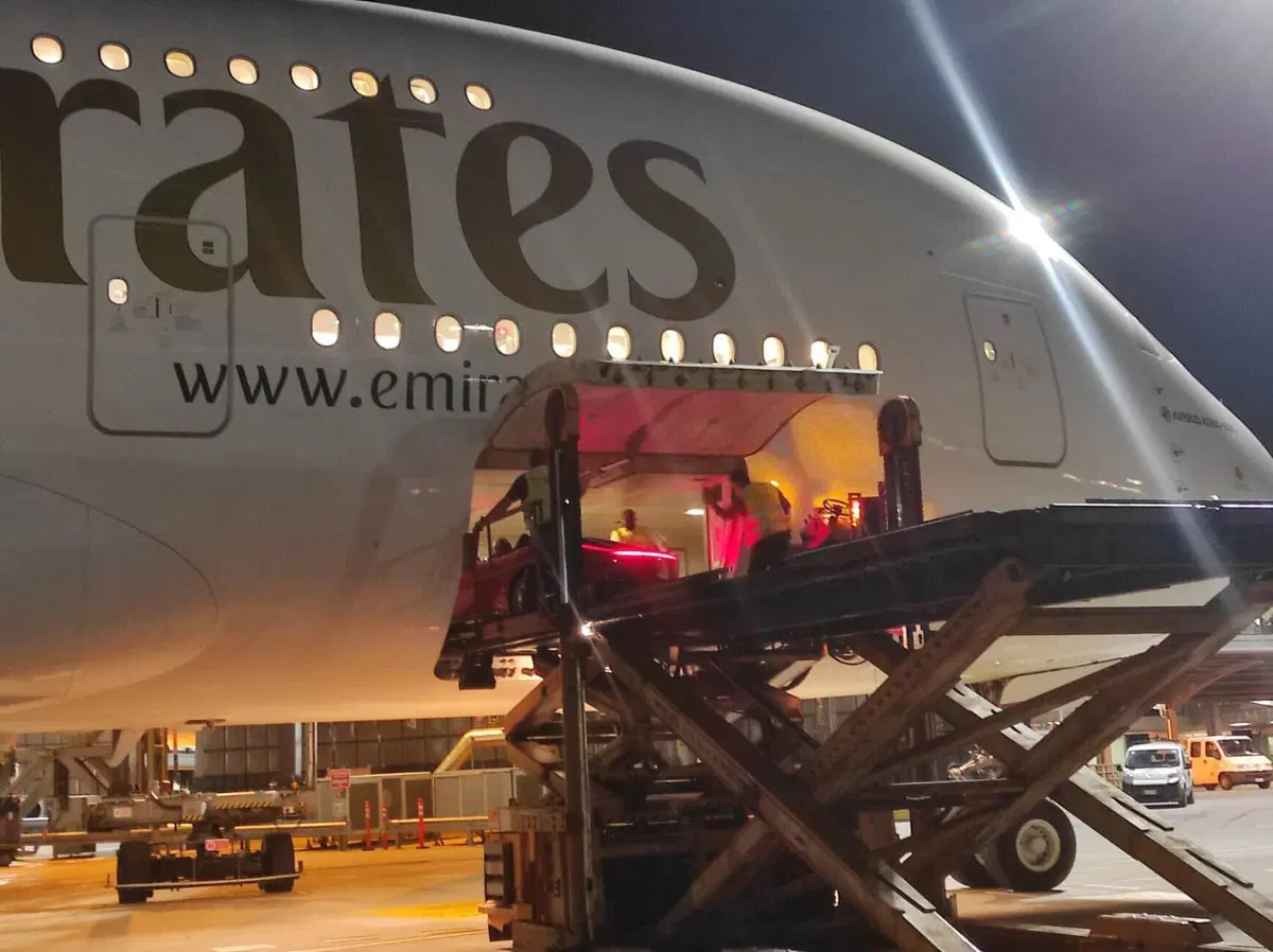 Come si caricano due Ferrari nuove sull'Airbus A380 di Emirates (2)