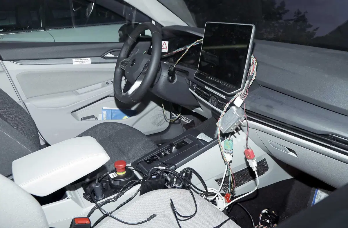 Volkswagen Golf 2024, ecco le foto spia del nuovo Facelift (2)