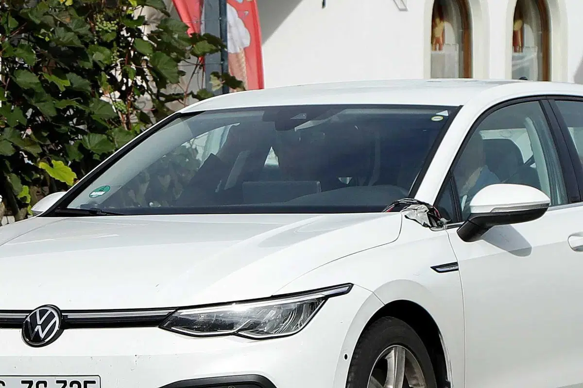 Volkswagen Golf 2024, ecco le foto spia del nuovo Facelift (3)