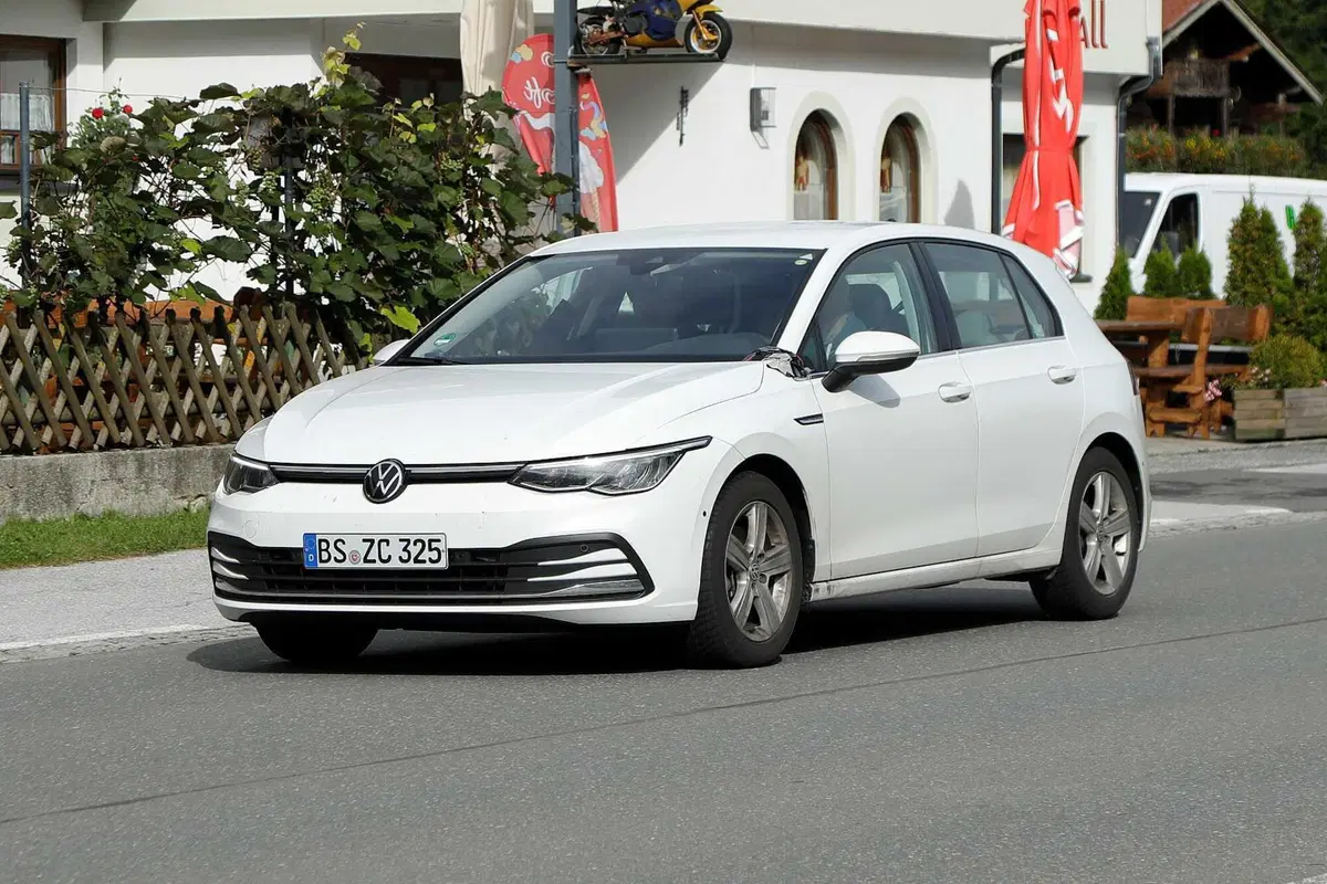Volkswagen Golf 2024, ecco le foto spia del nuovo Facelift (4)