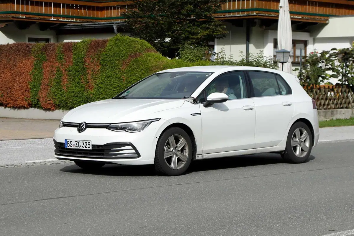 Volkswagen Golf 2024, ecco le foto spia del nuovo Facelift (5)