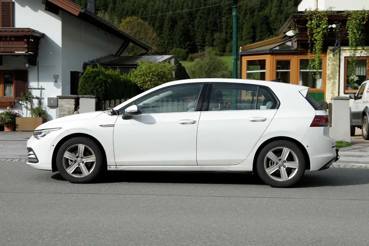 Volkswagen Golf 2024, ecco le foto spia del nuovo Facelift (6)