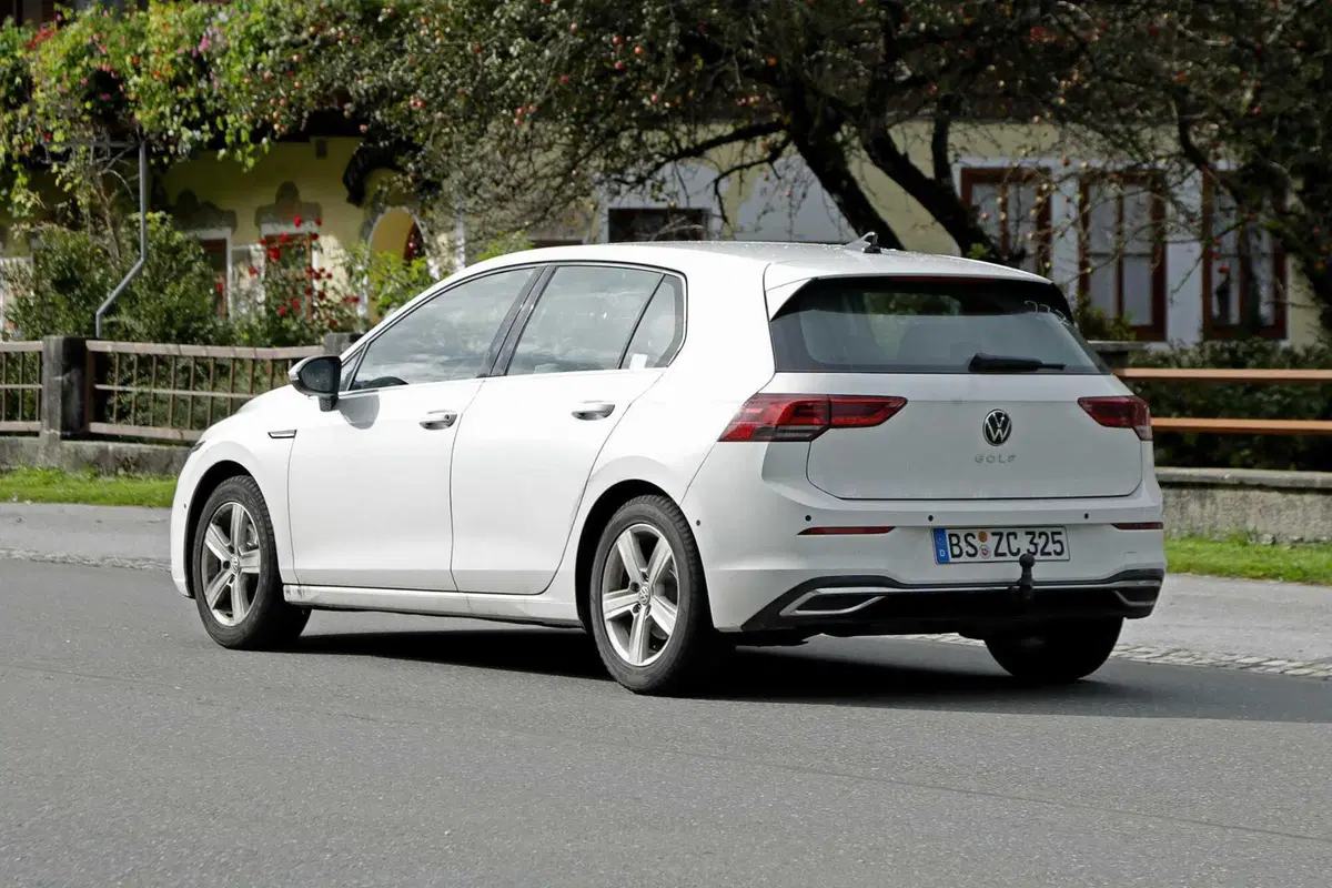 Volkswagen Golf 2024, ecco le foto spia del nuovo Facelift (7)