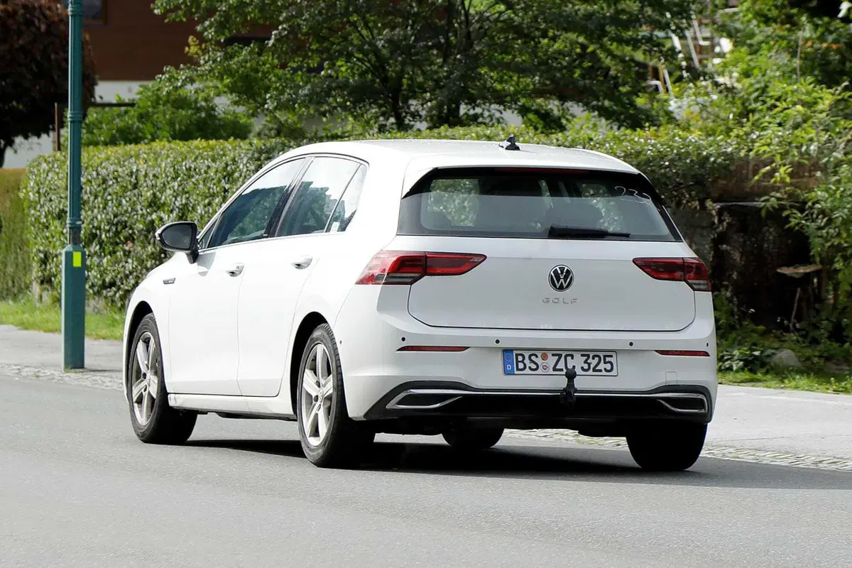 Volkswagen Golf 2024, ecco le foto spia del nuovo Facelift (8)