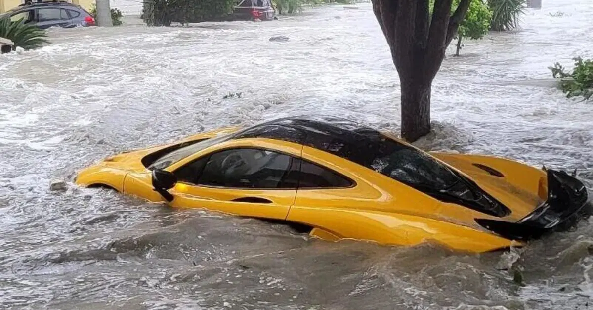 Una McLaren P1 vittima dell'uragano Ian in Florida [VIDEO]