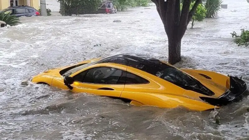 Una McLaren P1 vittima dell'uragano Ian in Florida [VIDEO]
