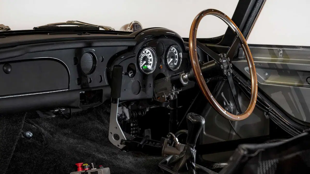 L'Aston Martin DB5 di 007 venduta per oltre 3,2 milioni di dollari (2)