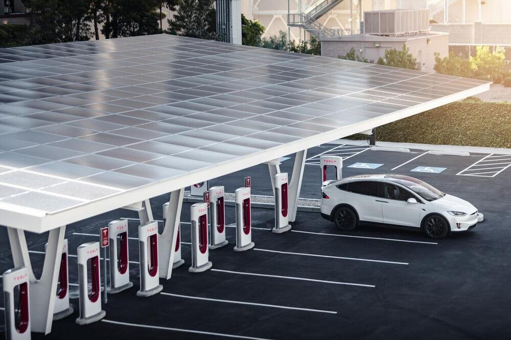 Tesla Model X alla stazione Supercharger