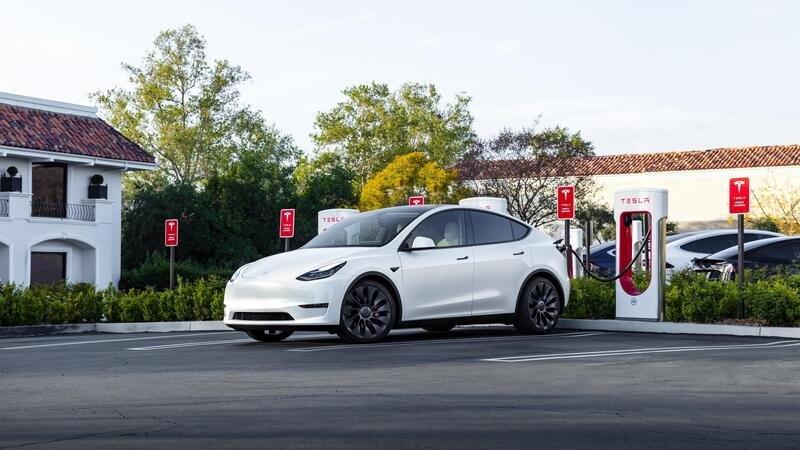 Tesla a quota 10.000 Supercharger in Europa