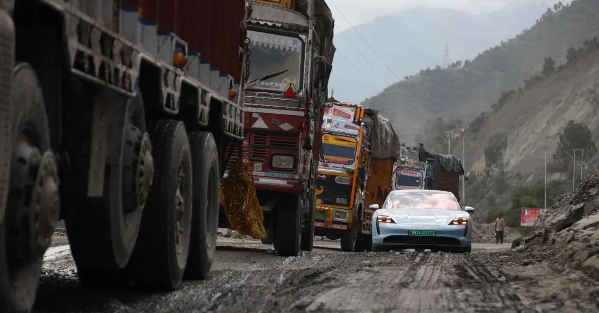 Due settimane in Porsche Taycan e 4.000 km per attraversare l'India
