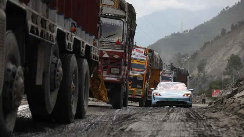 Due settimane in Porsche Taycan e 4.000 km per attraversare l'India