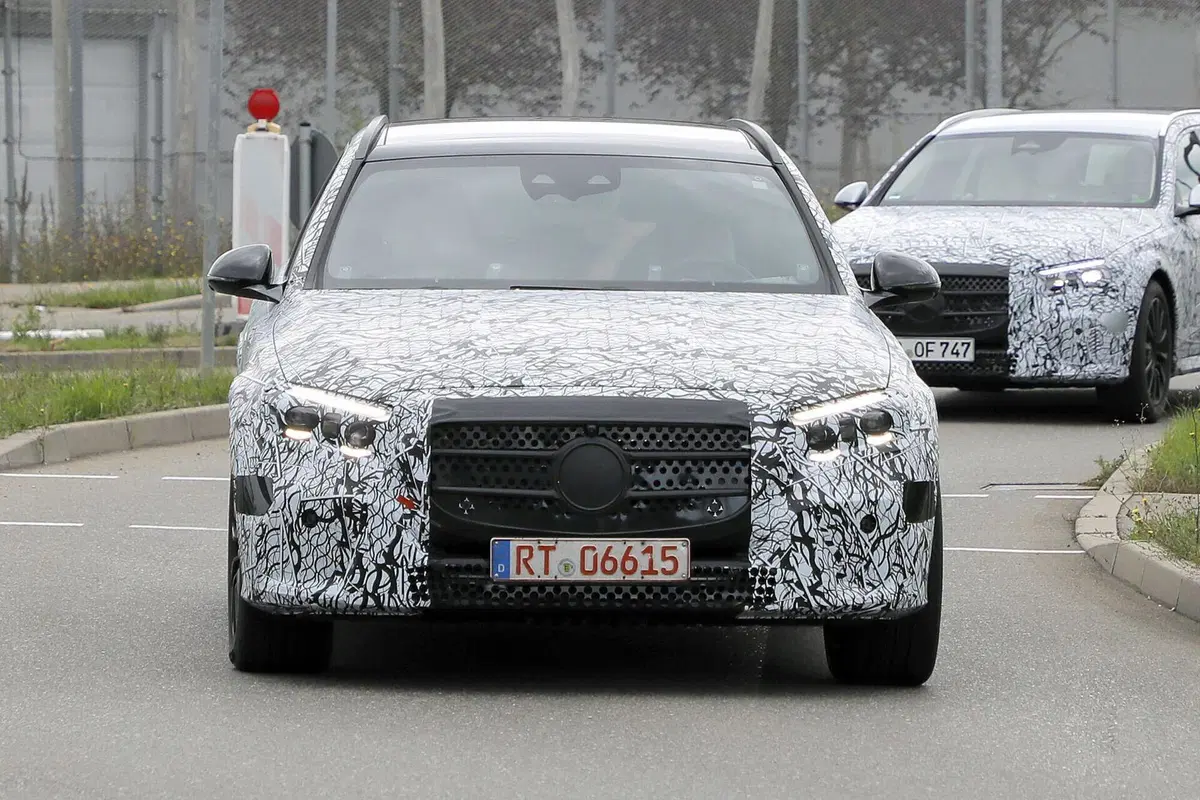 Mercedes Classe E 2023, ecco le foto spia  (2)