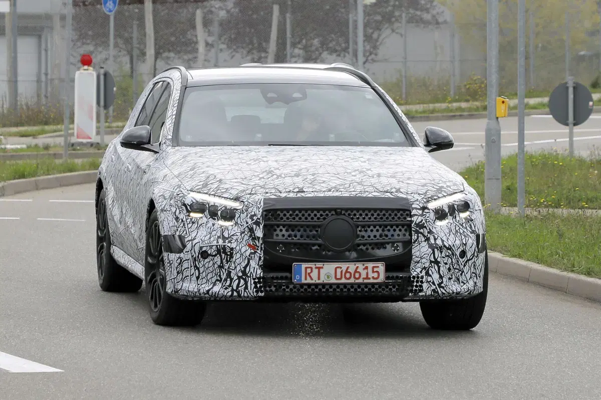 Mercedes Classe E 2023, ecco le foto spia  (3)