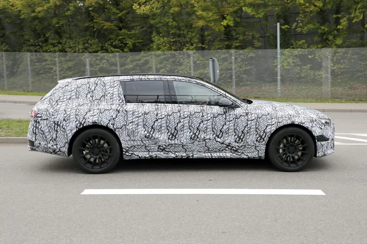 Mercedes Classe E 2023, ecco le foto spia  (4)