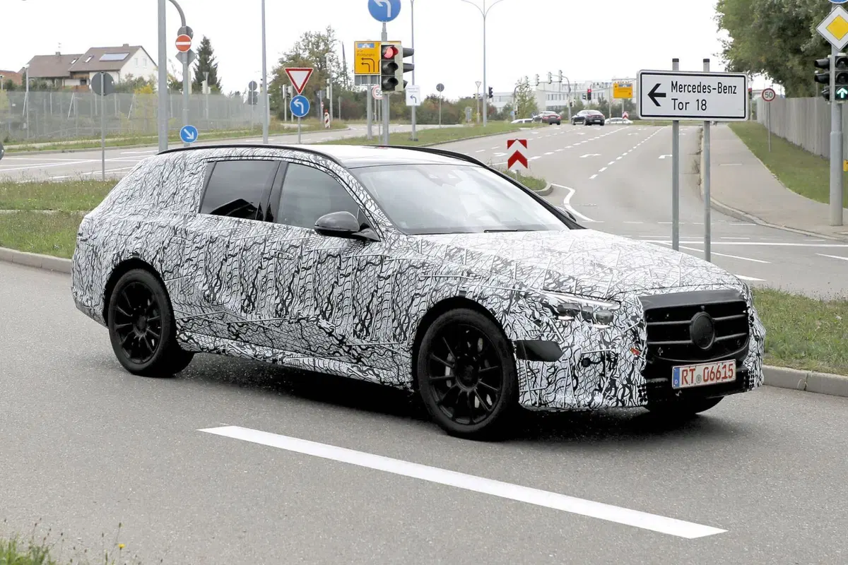 Mercedes Classe E 2023, ecco le foto spia  (5)