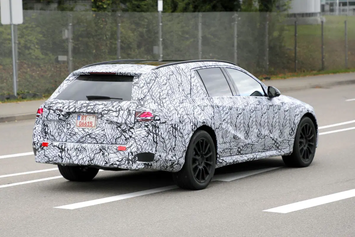 Mercedes Classe E 2023, ecco le foto spia  (6)