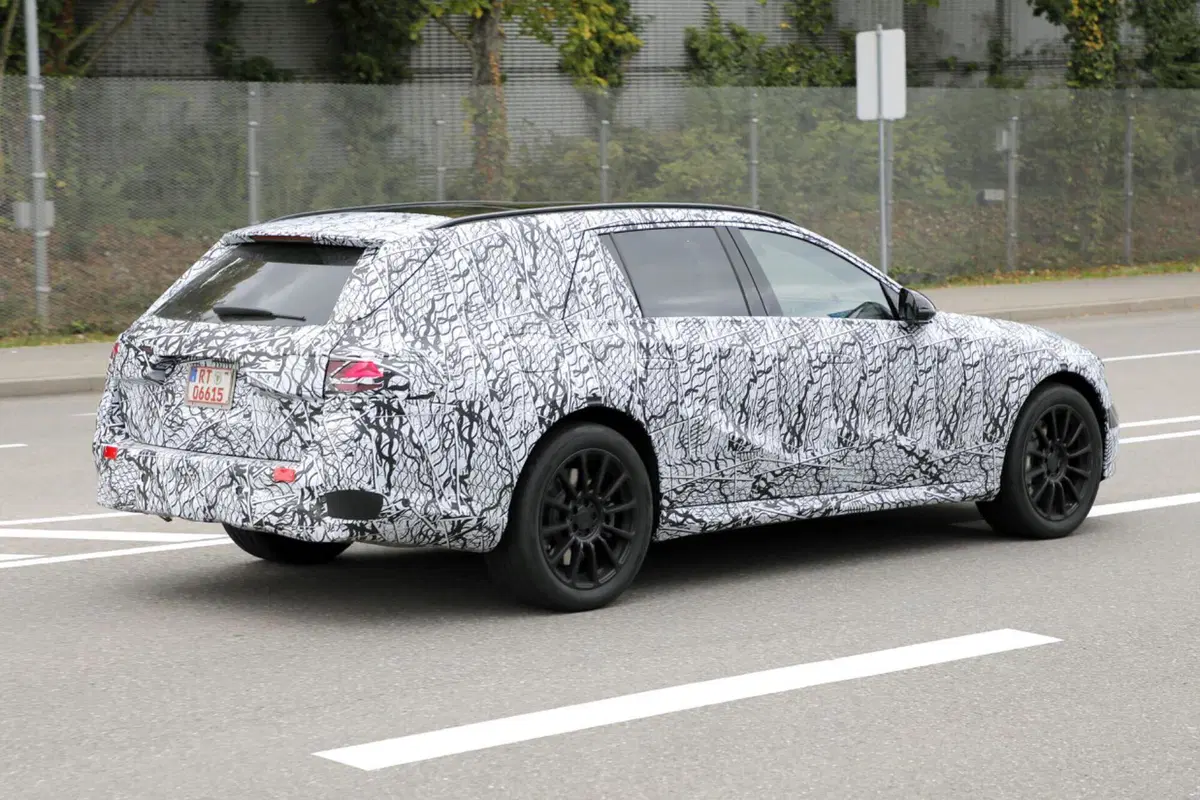 Mercedes Classe E 2023, ecco le foto spia  (7)