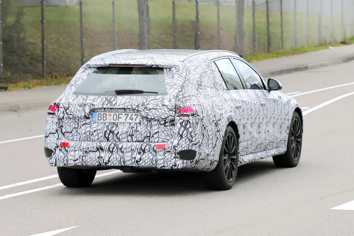 Mercedes Classe E 2023, ecco le foto spia  (8)