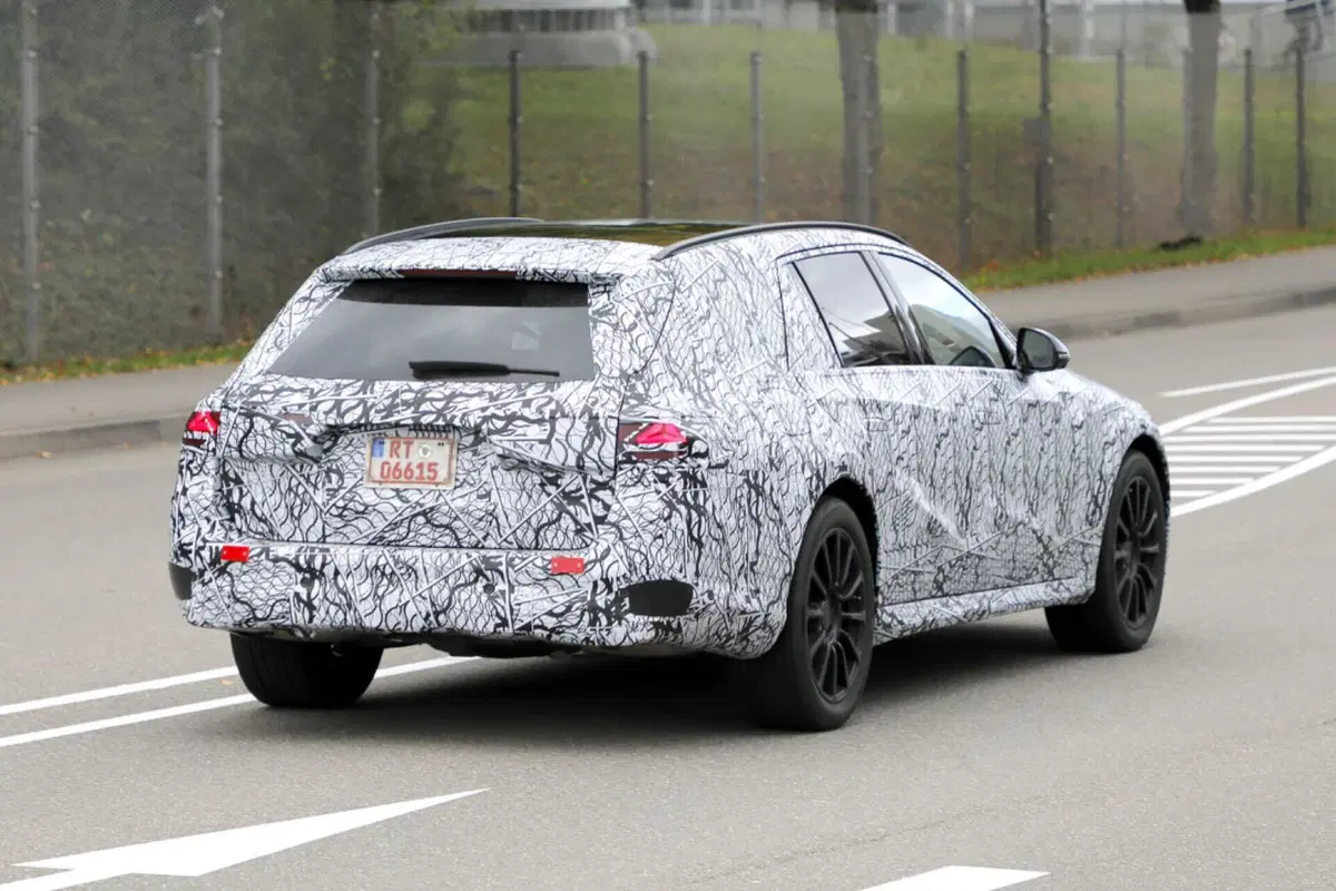 Mercedes Classe E 2023, ecco le foto spia  (9)
