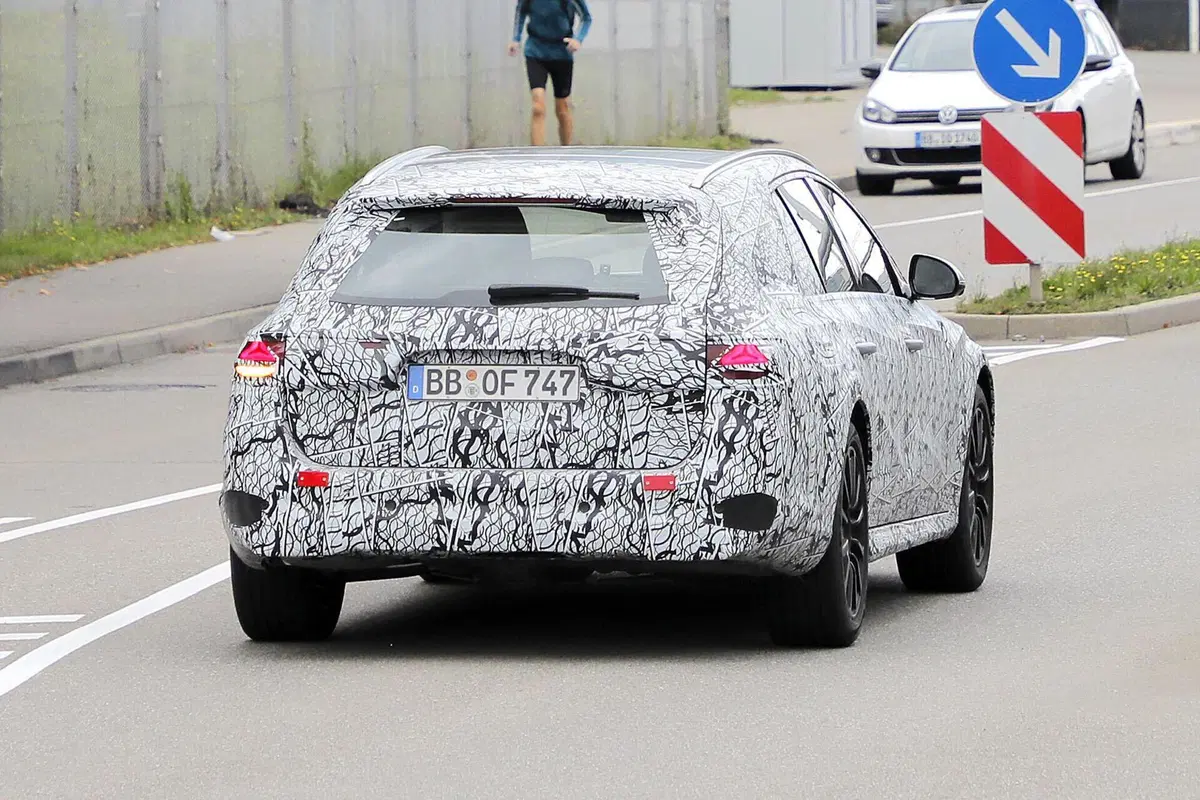 Mercedes Classe E 2023, ecco le foto spia  (10)