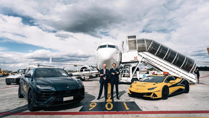 &quot;Segui quella Huracan!&quot; Lamborghini guida gli aerei all'Aeroporto di Bologna