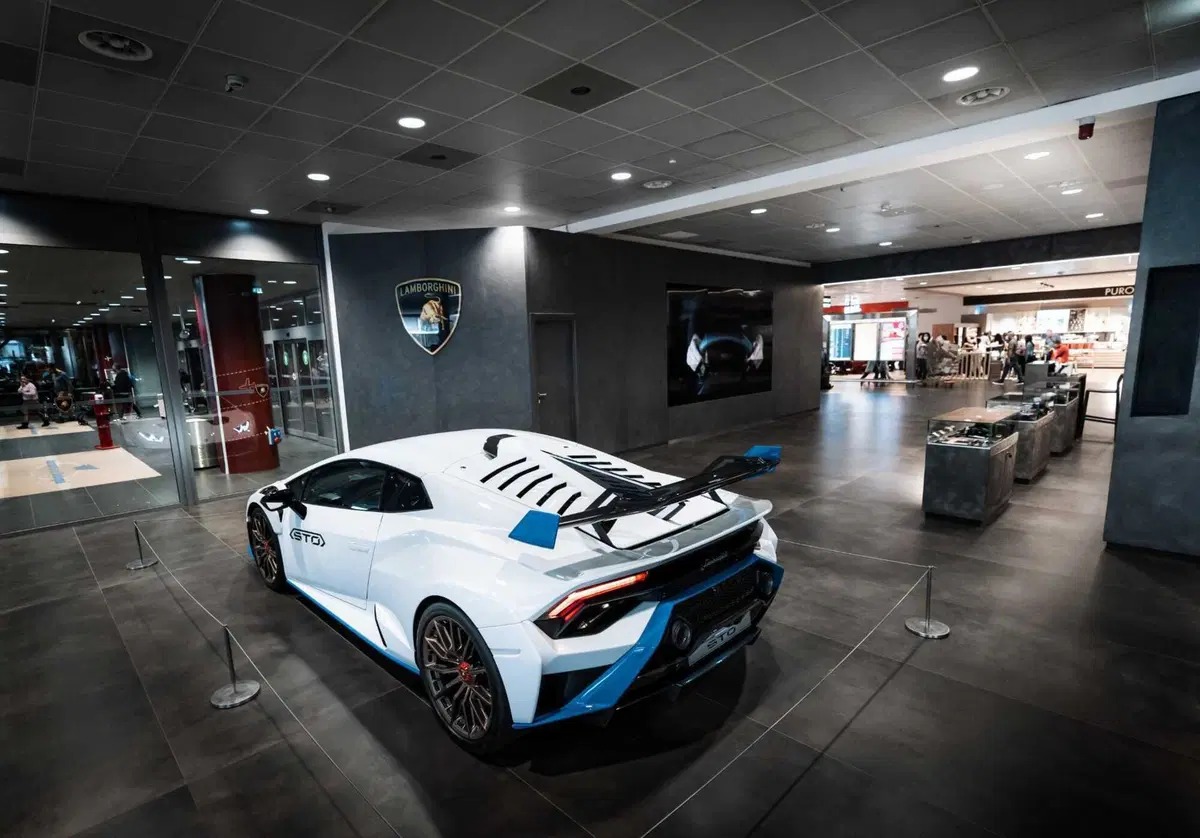 Lamborghini Huracan EVO e Urus per l'Aeroporto di Bologna (4)