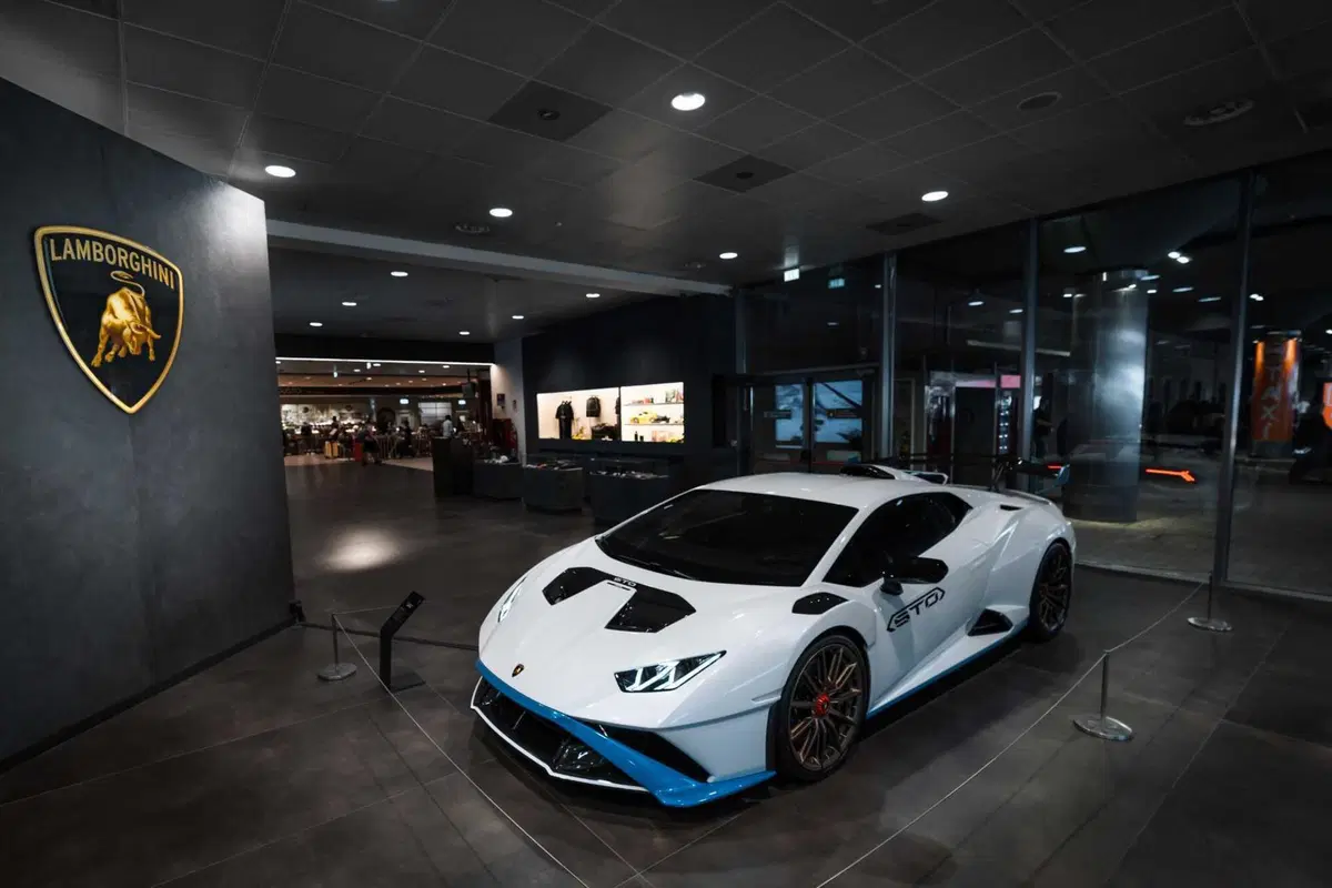 Lamborghini Huracan EVO e Urus per l'Aeroporto di Bologna (5)