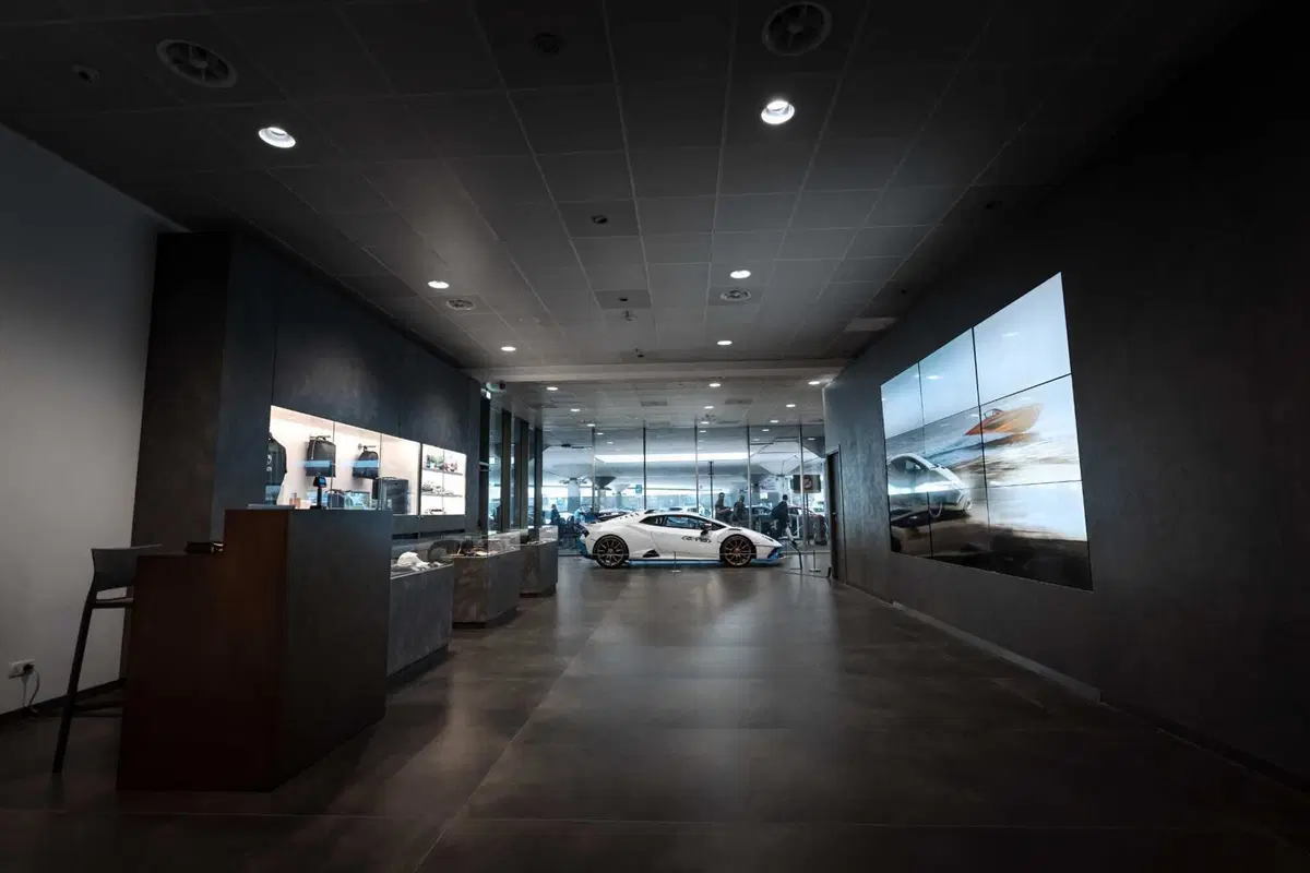 Lamborghini Huracan EVO e Urus per l'Aeroporto di Bologna (3)