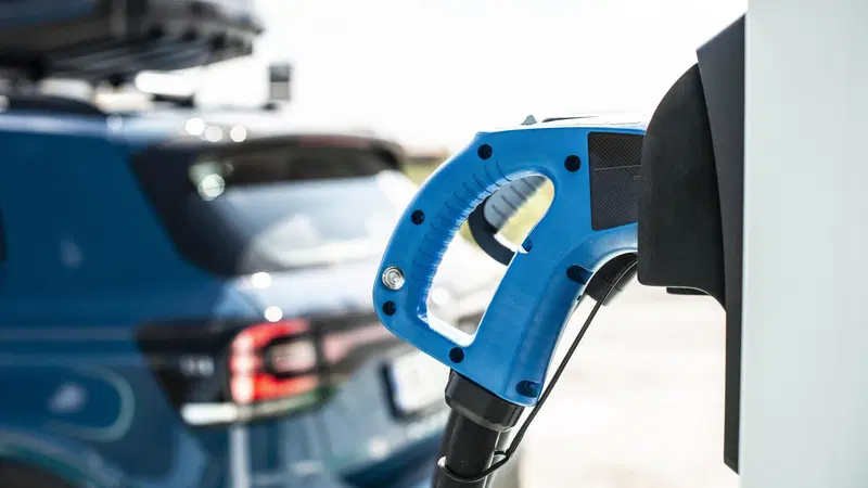 L'Europa risolve il problema dell'elettrico: una colonnina ogni 60 km (e idrogeno ogni 100)