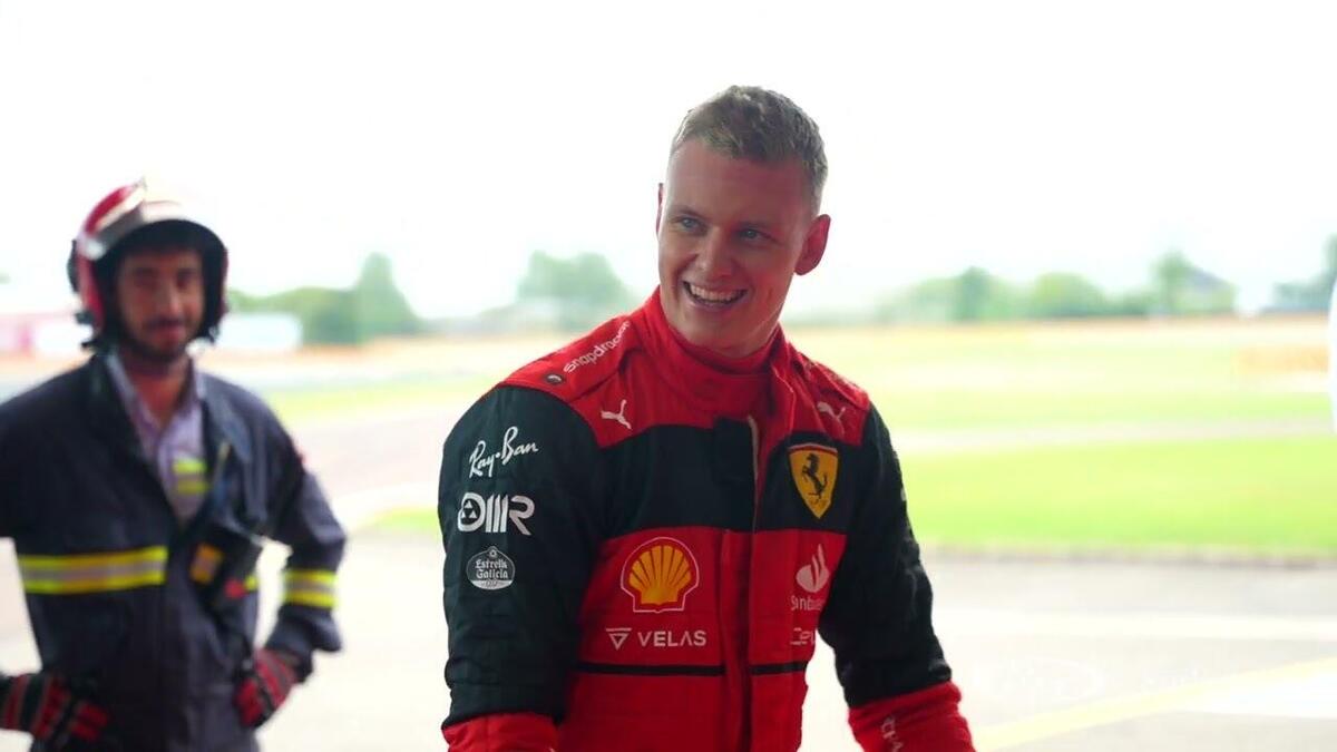F1 Mick Schumacher guida la Ferrari F2003GA del padre prima che vada all'asta [Video