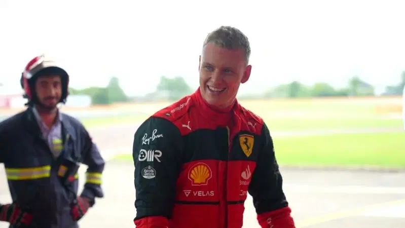 F1: Mick Schumacher guida la Ferrari F2003-GA del padre prima che vada all'asta [Video]