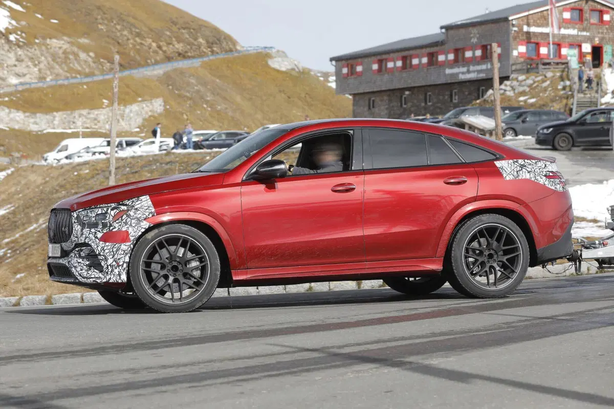 Mercedes-AMG GLE 53 e GLE 53 Coupé, ecco le foto spia del nuovo Facelift  (3)