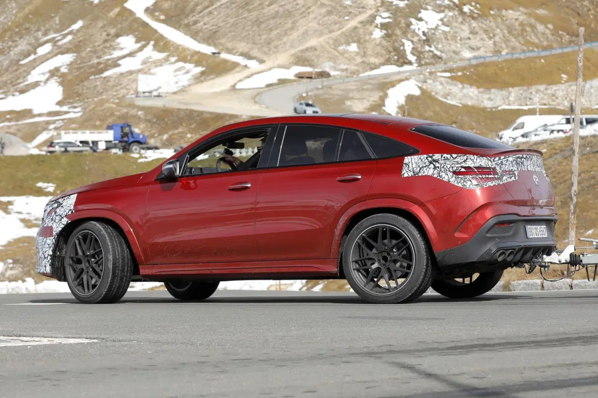 Mercedes-AMG GLE 53 e GLE 53 Coupé, ecco le foto spia del nuovo Facelift  (4)