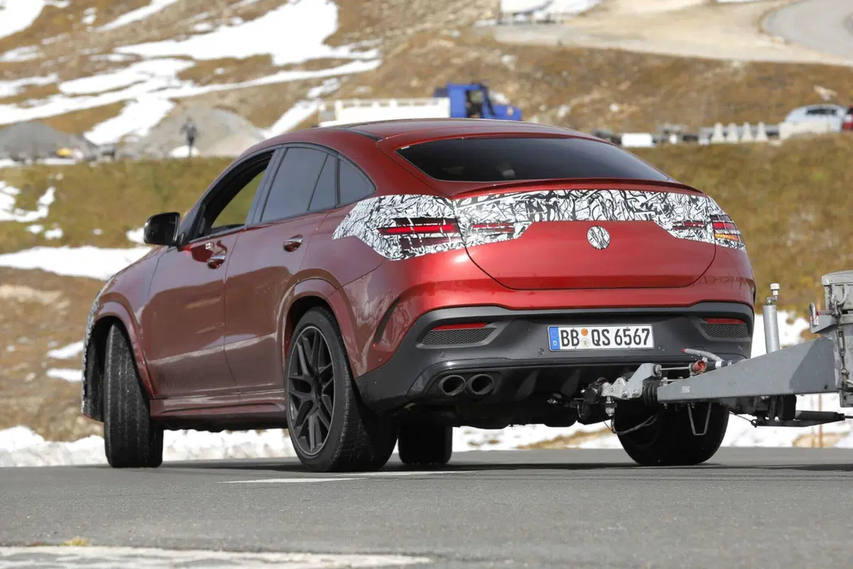 Mercedes-AMG GLE 53 e GLE 53 Coupé, ecco le foto spia del nuovo Facelift  (5)