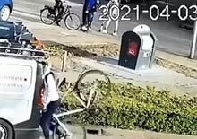 Se ti succede questo in bici quando usi il telefono, figuriamoci in auto [VIDEO]