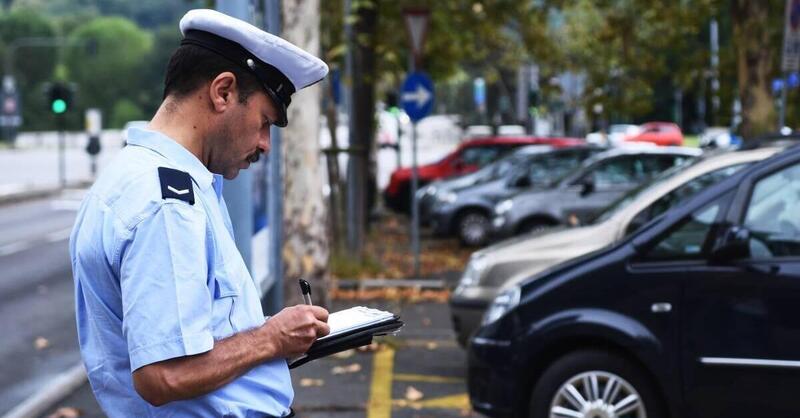 Se la multa arriva sul telefono si risparmiano le spese di notifica (20 euro)