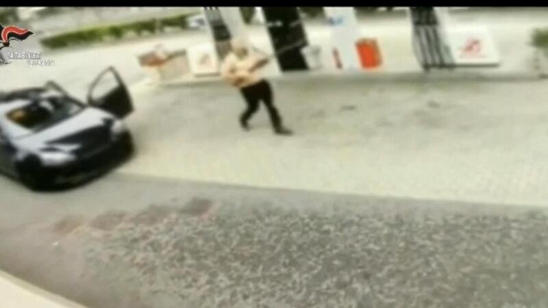 Minaccia i passanti col fucile, scappa con una Golf e si schianta, bloccato dai Carabinieri [VIDEO]  