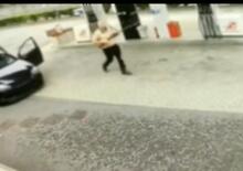 Minaccia i passanti col fucile, scappa con una Golf e si schianta, bloccato dai Carabinieri [VIDEO]  