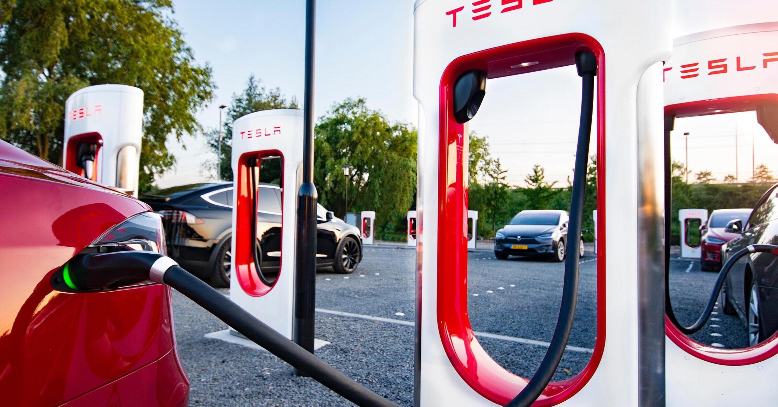 Tesla, tariffe supercharger che cambiano con l&#039;orario, anche in Italia