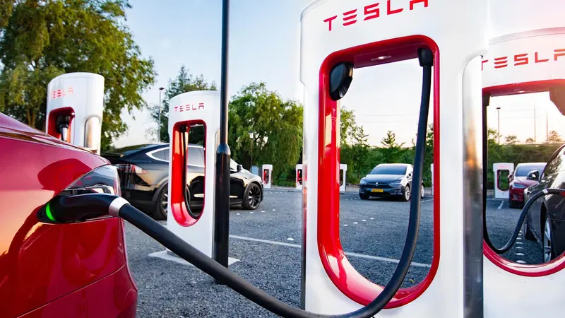 Tesla, tariffe supercharger che cambiano con l'orario, anche in Italia