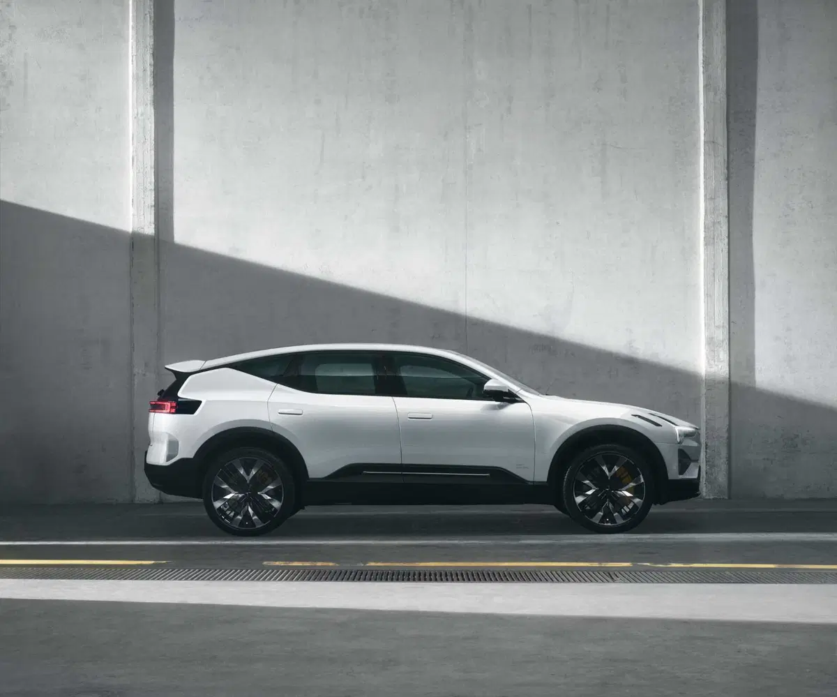 Polestar 3: ora c'è anche SUV e arriverà presto in Italia, da 89.900 euro (3)