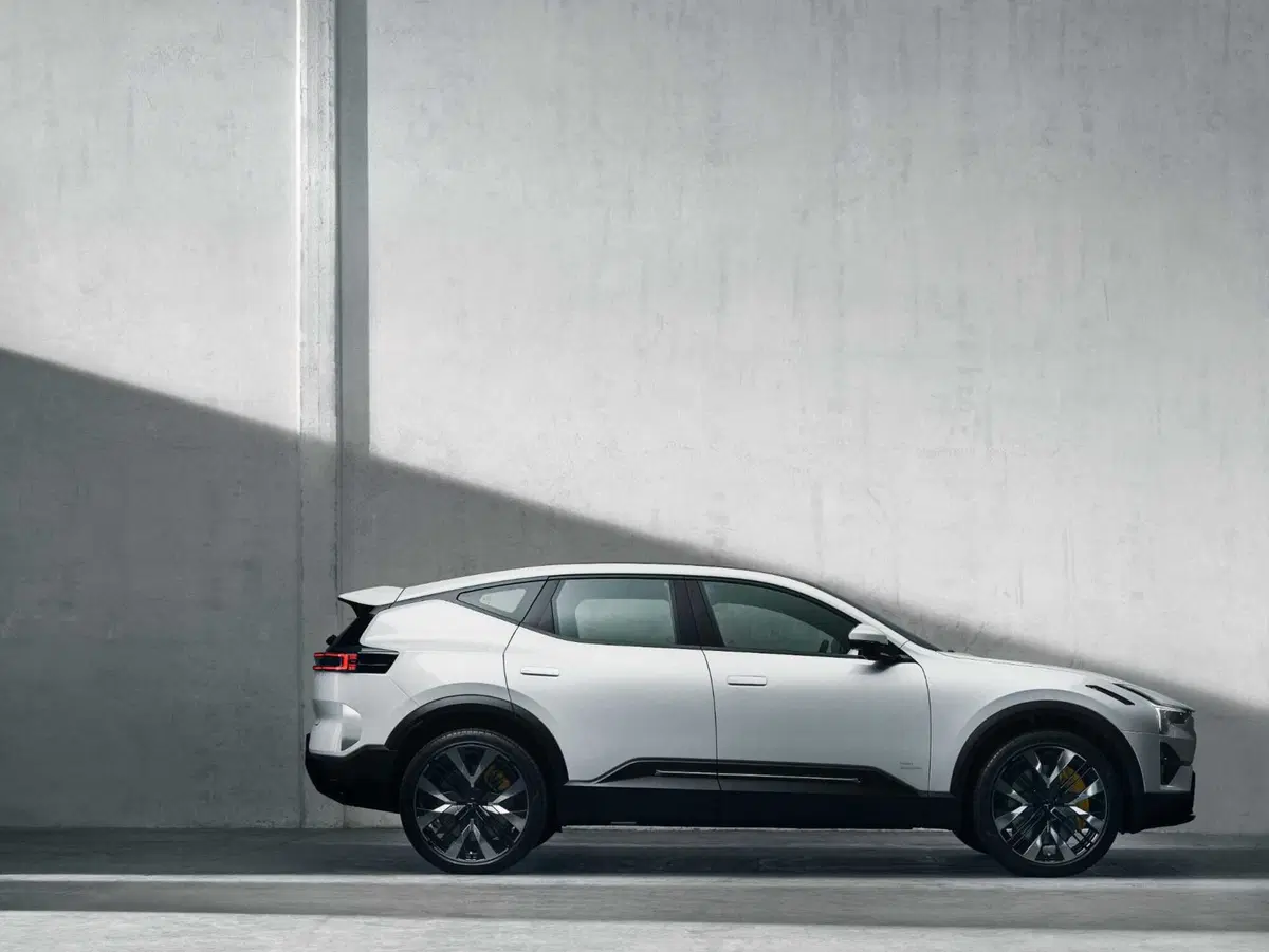Polestar 3: ora c'è anche SUV e arriverà presto in Italia, da 89.900 euro (8)