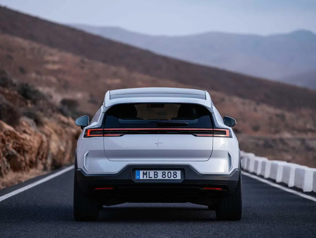 Polestar 3: ora c'è anche SUV e arriverà presto in Italia, da 89.900 euro (29)